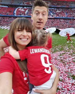 Lewandowski cùng vợ đã tiến tới hôn nhân và hiện nay họ đã có thêm một người con gái