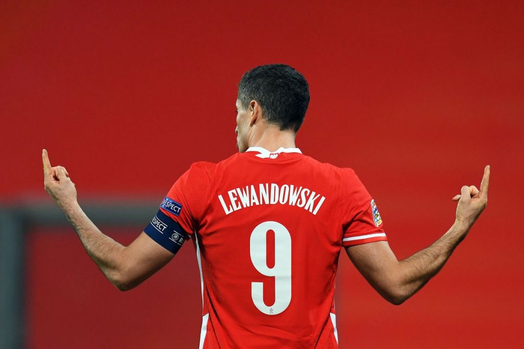 Robert Lewandowski thi đấu thăng hoa, đe dọa kỉ lục của Ronaldo 